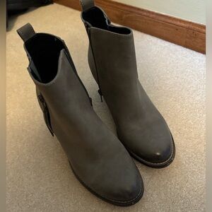 STEVE MADDEN GREY BOOTES